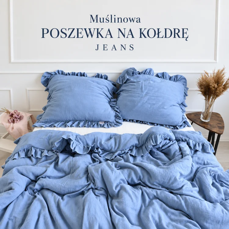 Jeansowa muślinowa pościel w jasnej sypialni.png